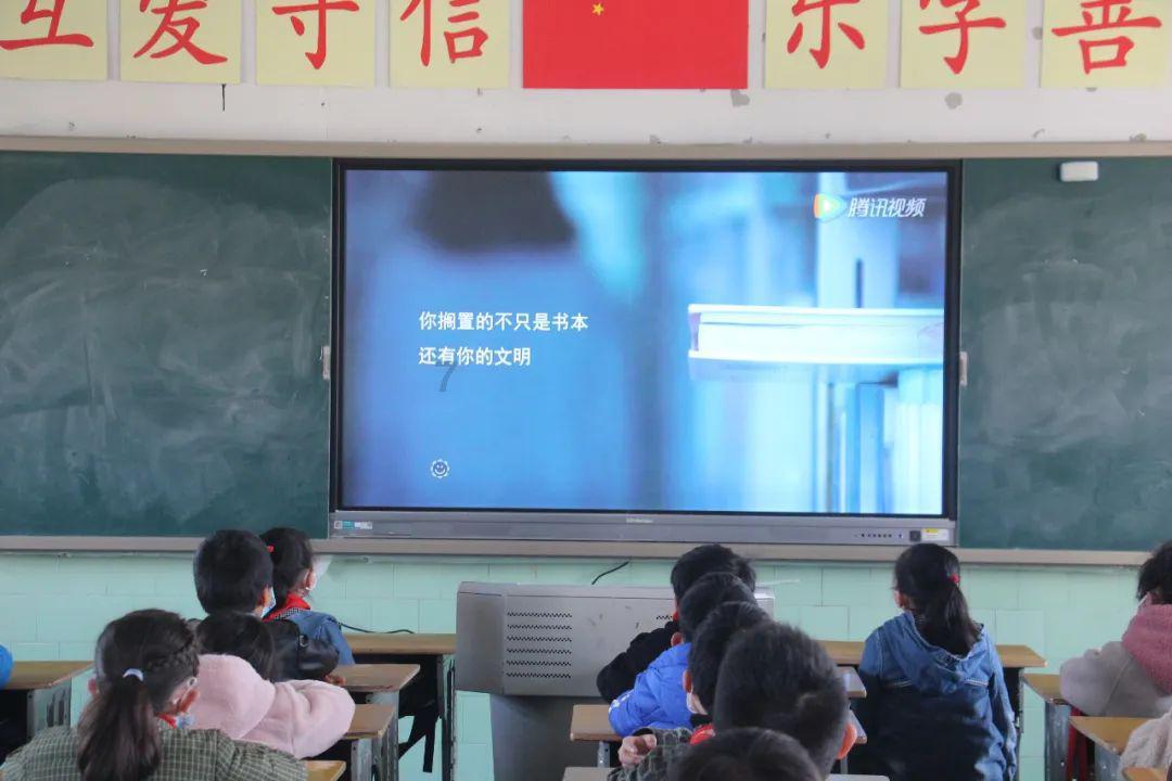 逃离无人的学校